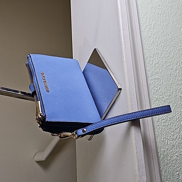 Michael Kors Periwinkle Saffiano Leather Double Zip Phone Wristlet/Wallet EUC - Picture 2 of 16